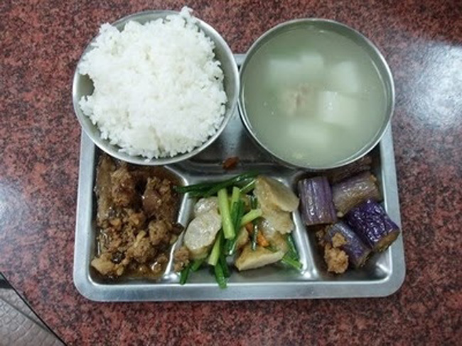 7. Đài Loan

Đồ ăn trưa trong trường học của trẻ em Đài Loan cũng khá nhiều dầu mỡ. Thường bao gồm một bát canh củ cải, thịt lợn kho và cà tím xào.
