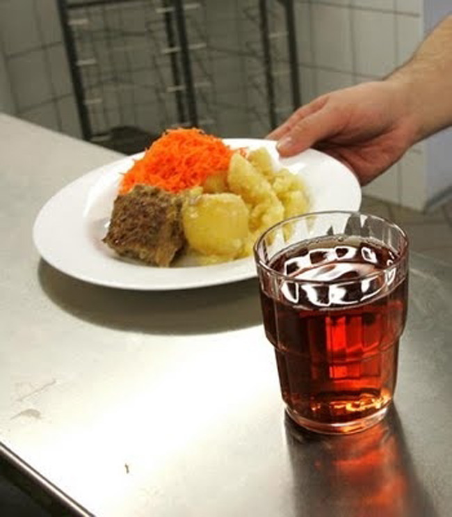 19. Estonia

Trường học ở Estonia thường phục vụ bữa trưa với một miếng thịt rán dày, cà rốt sợi xào và khoai tây hầm. 
