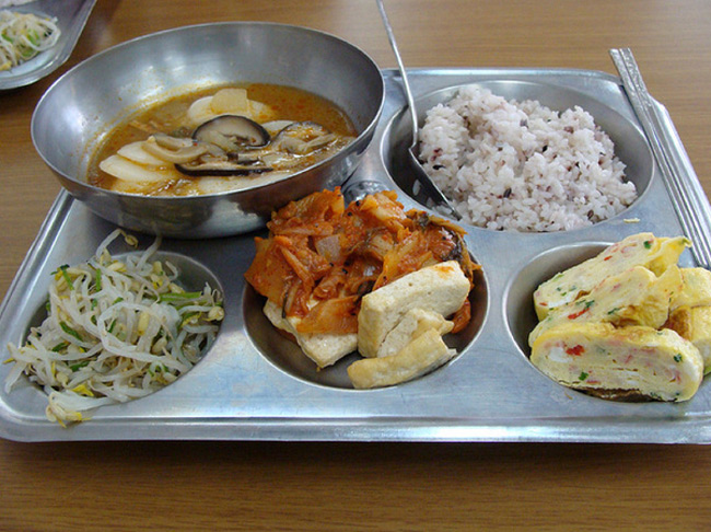 6. Hàn Quốc

Hầu hết các nhà ăn trường học ở Hàn Quốc sử dụng khay kim loại có tiêu chuẩn chung. Hai phần lớn nhất trong một suất ăn trưa của trẻ em Hàn Quốc là gạo, thường được phục vụ với kim chi rau muối và súp. Ngăn nhỏ hơn thường có ba món ăn phụ là rau, thịt cad trứng. Đối với đồ uống, trẻ em được cho chai nhựa nhỏ ngọt uống sữa chua, rất phổ biến tại Hàn Quốc.
