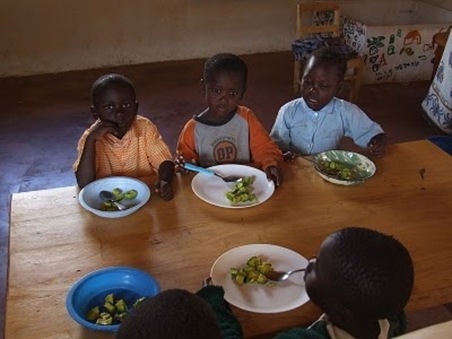 18. Kenya

Bữa ăn trưa ở trường của trẻ em Kenya khá thiếu thốn.
