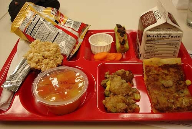 2. Mỹ

Trẻ em Mỹ ăn trưa khá nhanh gon. Tuy nhiên thực đơn lại bao gồm quá nhiều thức ăn nhanh và đồ chiên rán nhiều dầu mỡ. Đó cũng là lý do Mỹ đang ở trong tình trạng báo động vì số lượng trẻ em bị béo phì.
