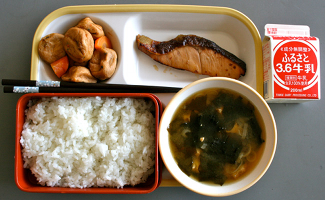 3. Nhật

Một suất cơm trưa của Nhật thường bao gồm canh rong biển, cá hồi nướng và đậu rim.
