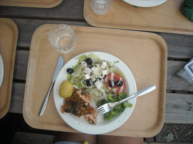 16. Phần Lan

Trẻ em Phần Lan ăn trưa khá khoa học. Một suất ăn ở trường thường gồm salat pho mát kèm quả oliu, cá hồi nướng và khoai tây làm tinh bột.
