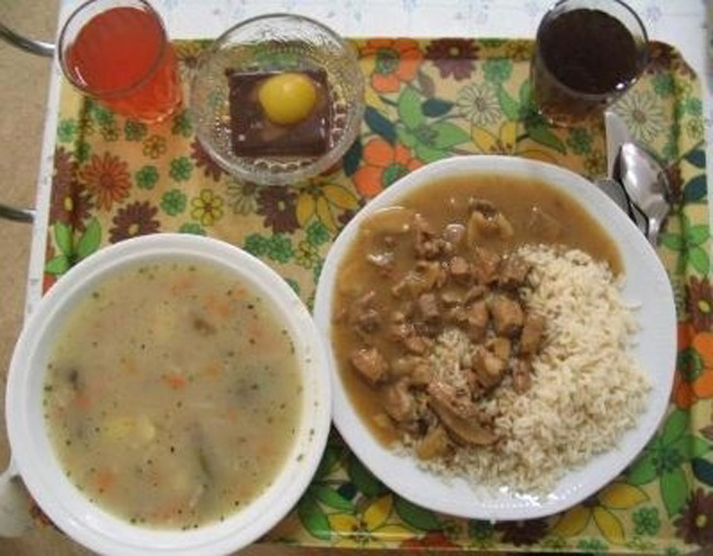 14. Cộng hòa Séc

Trẻ em Séc có bữa trưa rất ngon bao gồm cơm, súp, thịt gà, tráng miệng bằng bánh đào/lê  hấp và uống trà hoặc nước quả ép.
