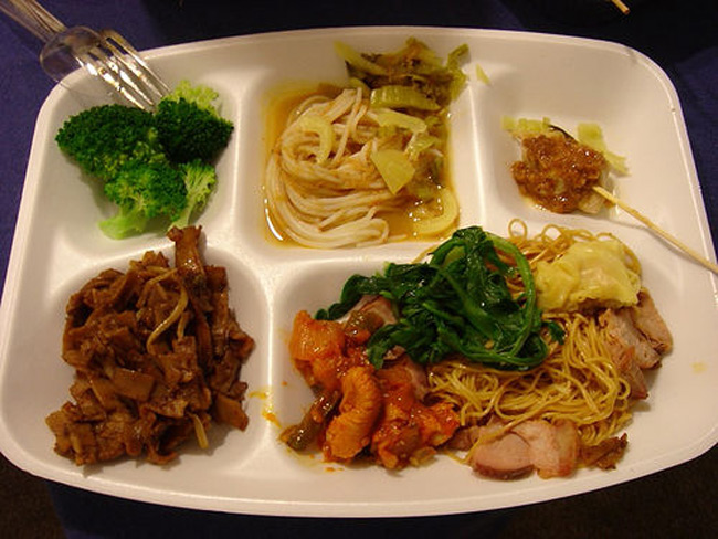 4. Singapore

Cơm trưa của trẻ em Singapore thường khá đầy đủ các nhóm thực phẩm: thịt, rau súp lơ luộc, ngũ cốc là mì xào.
