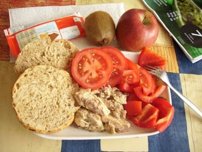 15. Slovakia

Hình ảnh một bữa trưa gồm cá thu hun khói, bánh mì, hạt tiêu đỏ và salad cà chua, kiwi, táo, và một cái bánh sữa.
