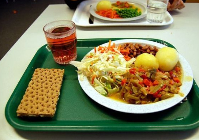 17. Thụy Điển

Trẻ em Thụy Điển thường được phục vụ một suất ăn bao gồm salat, rau xào, thịt và khoai tây làm tinh bột. Tráng miệng là bánh qui và nước quả ép.
