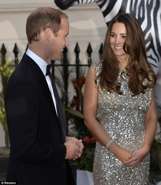 Công nương hạnh phúc bên hoàng tử William. Đây cũng là sự kiện đầu tiên Kate Middleton góp mặt sau khi sinh con.
