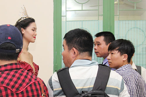 HH Thùy Dung giận dỗi bỏ mặc trai đẹp Omar - 4