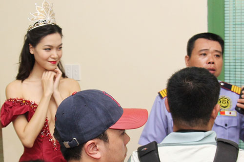 HH Thùy Dung giận dỗi bỏ mặc trai đẹp Omar - 3