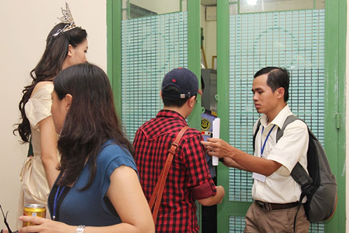 HH Thùy Dung giận dỗi bỏ mặc trai đẹp Omar - 9
