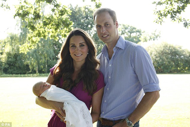 Trước đó 1 tuần, gia đình Hoàng gia cũng công bố bức ảnh của Công nương đang bế tiểu Hoàng tử đứng bên cạnh Hoàng tử William trông rất hạnh phúc.
