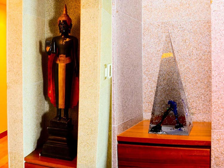 Bức tượng được ông xã Thu Minh cất công mang về từ Tây Tạng được đặt trong phòng khách của căn hộ. Món quà cưới hình kim tự tháp của một người bạn tặng vợ chồng Thu Minh được cô cất giữ cận thận.
