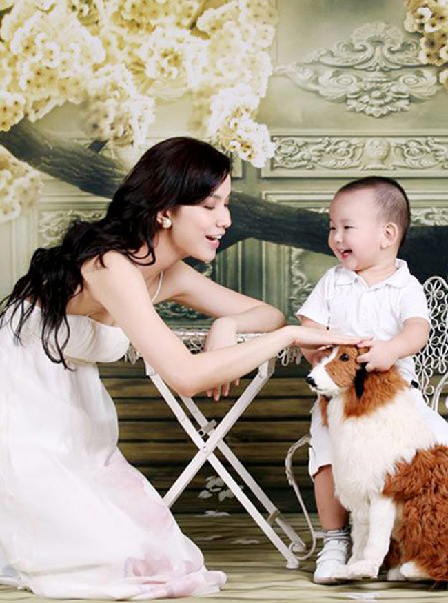 Cùng ngắm những hình ảnh hạnh phúc của gia đình Hoa hậu Thùy Lâm và hai nhóc Su, Mon.
