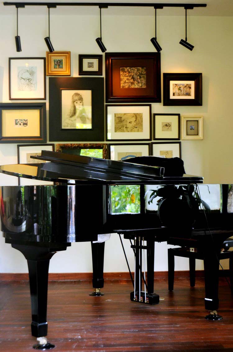 Chiếc đàn piano màu đen tuyệt đẹp được đặt ở vị trí trang trọng trong ngôi nhà. (Ảnh: 24H)
