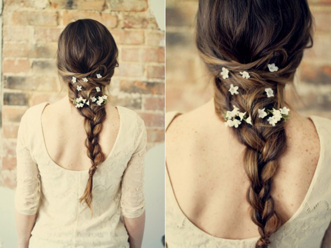 Chỉ cần tết tóc đơn giản rồi gắn những bông nhỏ nhỏ xíu trắng tinh khôi lên tóc là bạn đã thành một cô dâu gợi cảm.
