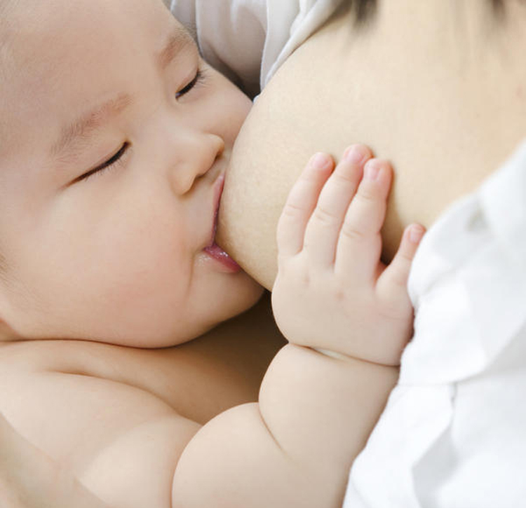 Các chuyên gia luôn khuyên chị em nên cho con bú hoàn toàn sữa mẹ trong 6 tháng đầu đời, để thấy rằng lợi ích của sữa mẹ không gì có thể thay thế được. Ngoài việc cung cấp đầy đủ nhất chất dinh dưỡng cho con yêu, sữa mẹ còn rất “thân thiện” với hệ tiêu hóa của trẻ sơ sinh. Sữa mẹ cũng cung cấp chất đề kháng giúp con giảm nguy cơ mắc bệnh. Thay vì phải hì hụi rửa bình, tiệt trùng bình sữa, pha sữa thì việc cho con bú mẹ trực tiếp đơn giản hơn nhiều. Tuy nhiên không phải chị em nào cũng biết cách cho con bú đúng chuẩn. Việc này rất cần được tập luyện ngay từ ngày mang bầu để khi bé vừa chào đời, chị em có thể sẵn sàng cho con ti bầu sữa mẹ.
