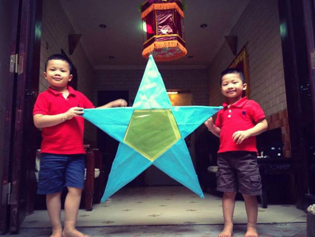 MC Quang Minh vừa khoe trên facebook cá nhân hình ảnh hai cậu con trai Heo và Sóc với chiếc đèn ông sao khổng lồ.
