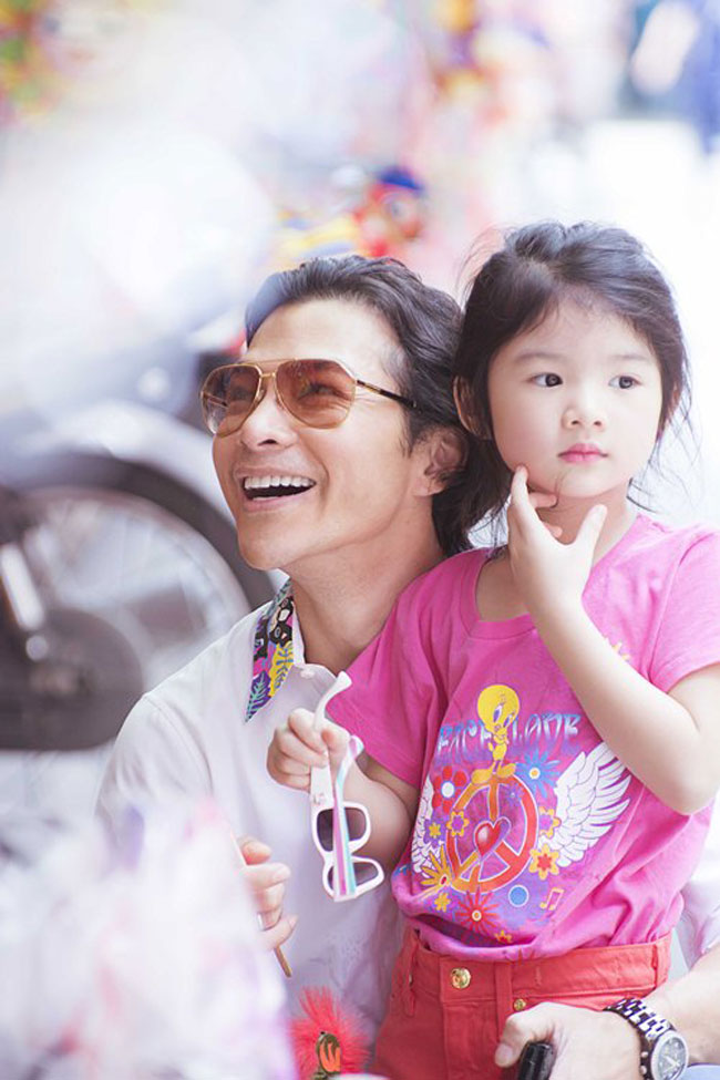 Vừa trở về sau gần một tháng quay phim “Đập cánh giữa không trung” ở Hà Nội và Tam Đảo, Trần Bảo Sơn “bù đắp” cho cô con gái Bảo Tiên một buổi đi chơi trung thu hết sức ý nghĩa.
