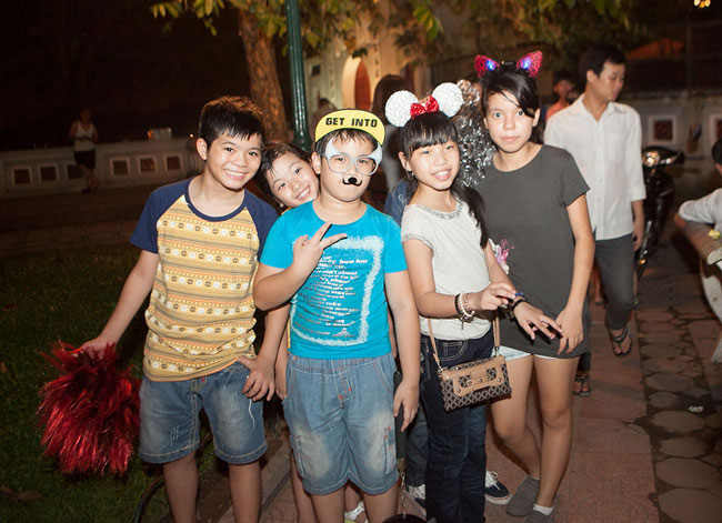 Quán quân The Voice Kids mùa đầu tiên Quang Anh rất được hâm mộ và nổi bật trên phố.
