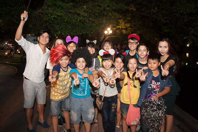 Nhân ngày trung thu - tết của các em nhỏ đang đến gần, Hồ Hoài Anh và Lưu Hương Giang, hai huấn luyện viên đã đưa 'các con' đi chơi phố Hàng Mã, đi thăm một số tụ điểm vui dành cho các em nhỏ.
