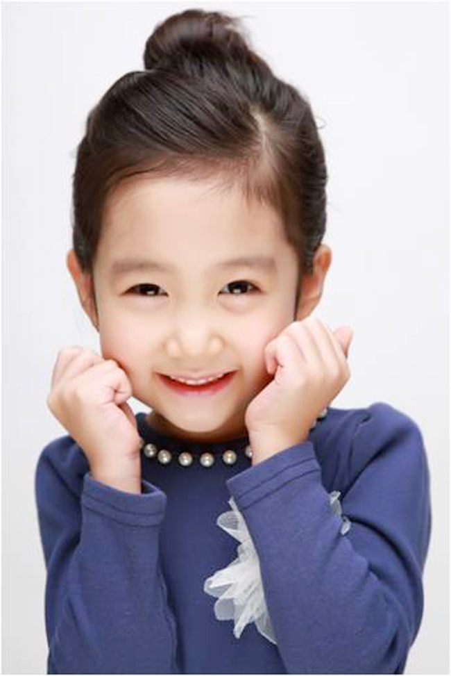 Với vẻ ngoài dễ thương, đôi mắt to trò, đôi má phúng phúng và nụ cười dễ thương, Lee Chae Mi nhập vai khá tốt với hình ảnh cô nhóc luôn lạc quan yêu đời và khá hiểu chuyện.
