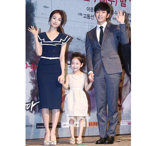 Lee Chae Mi trong buổi họp báo ra mắt bên cạnh 'bố và mẹ' Lee Jun Ki và Park Ha Sun.
