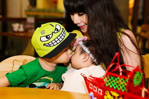 Nhóc tì nhà Lý Hải xúng xính đi Trung thu - 12