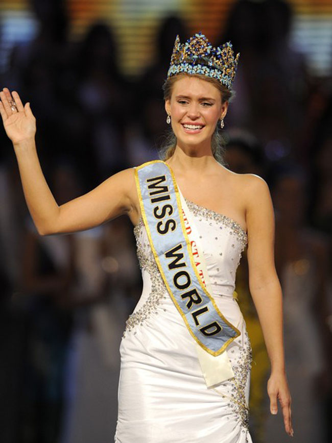 Hoa hậu Mỹ Alexandria Mills đăng quang Miss World 2010. Người đẹp có mái tóc vàng rực rỡ, vóc dáng quyến rũ và thần thái tự nhiên.
