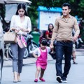 Làng sao - Vợ chồng Phan Thanh Bình đưa con đi mua sắm