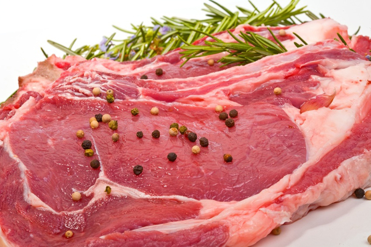 Thịt bò

Thịt bò chứa rất nhiều kẽm có tác dụng tích cực với việc sinh sản của cả hai giới. Kẽm giúp cân bằng nội tiết tố nam, giúp tăng số lượng và chất lượng tinh trùng. Còn với nữ giới, kẽm sẽ tác động tới quá trình sản xuất trứng, giúp tăng khả năng thụ thai. Bên cạnh thịt bò, bạn có thể sử dụng thêm các loại thịt đỏ như thịt dê, thịt trâu cũng đều rất tốt cho việc bổ sung kẽm cho cơ thể.
