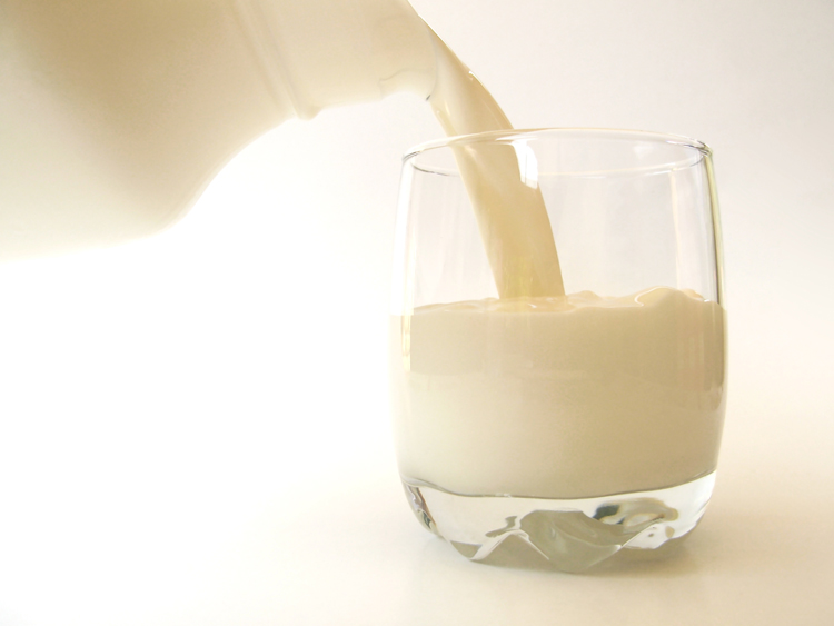 Sữa đủ chất béo

Một nghiên cứu gần đây của Mỹ cho thấy, những phụ nữ sử dụng sản phẩm sữa ít chất béo làm tăng nguy cơ rối loạn rụng trứng so với những người ăn sữa đủ chất béo (sữa nguyên kem). Nếu chu kỳ kinh nguyệt của bạn không đều thì bạn nên chuyển từ sữa tách kem và sữa chua ít béo sang sữa nguyên kem.
