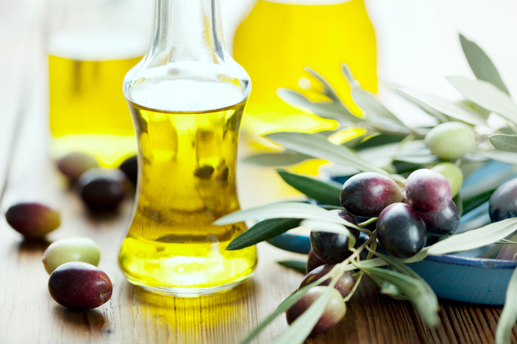Dầu oliu

Vitamin E chính là liều thuốc để hỗ trợ, chữa và phòng sảy thai, rối loạn kinh nguyệt. Sử dụng thường xuyên dầu oliu trong các món rau trộn hàng ngày sẽ giúp bạn thụ thai nhanh. Ngoài ra, bạn có thể sử dụng dầu mè cũng có nguồn vitamin E rất dồi dào.
