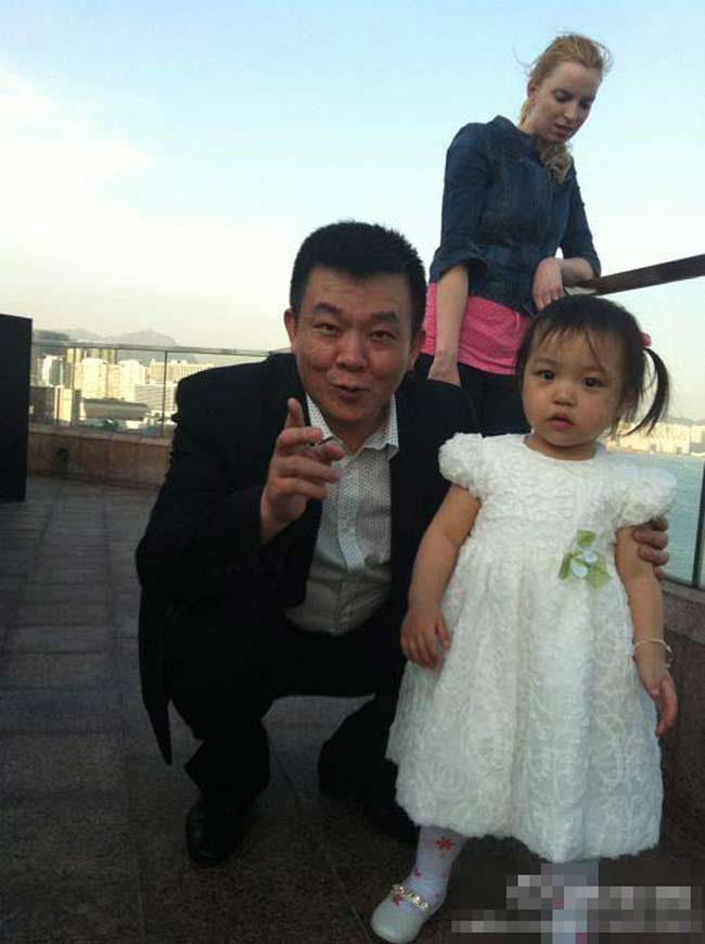 Tiểu Tân mặc một bộ váy trắng muốt như công chúa khi đi chơi cùng bố tại HongKong.
