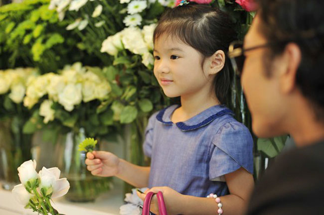 Được mẹ cho đi mua hoa 8/3, Bảo Tiên thích thú khi lạc vào giữa không gian tràn ngập hoa với đủ màu sắc.

