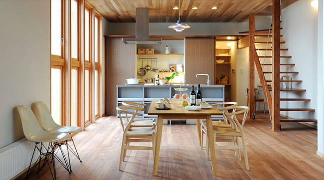 Phòng ăn hiện đại với chất liệu gỗ sáng màu.

