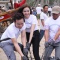 Làng sao - Diệu Hân không ngại khổ đi nhặt rác bãi biển