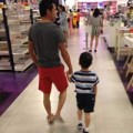 Làng sao - Cường Đôla “trốn” Hà Hồ đưa con mua đồ chơi