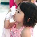 Sức khỏe - Trong nhà có người đau mắt đỏ, làm gì để không lây?