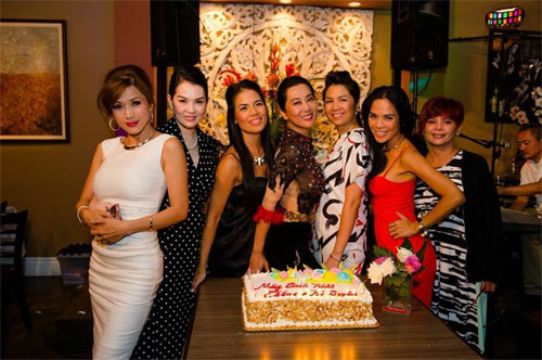 Chị em Angela Phương Trinh gợi cảm trong phòng ngủ - 4