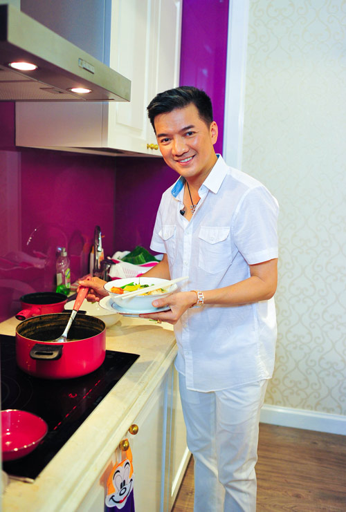 Đàm Vĩnh Hưng dạy quot;con gáiquot; xinh đẹp nấu ăn - 11