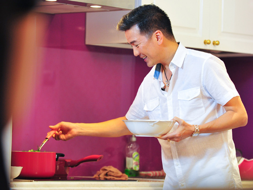 Đàm Vĩnh Hưng dạy quot;con gáiquot; xinh đẹp nấu ăn - 7