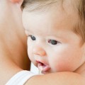 Làm mẹ - Stress: con ăn xong là "phun" như vòi rồng