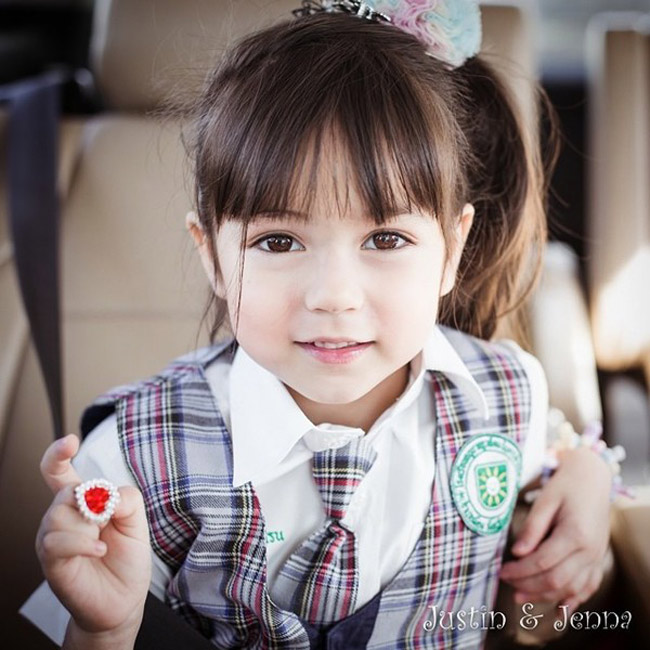 Jirada Jenna Moran được coi là thiên thần quảng cáo nhí nổi tiếng nhất nhì Thái Lan hiện nay. Mới tròn 5 tuổi, cô bé mang hai dòng máu Thái Lan và Mỹ đang trở thành 'hiện tượng' trên các diễn đàn mạng vì vẻ ngoài siêu đáng yêu đặc biệt là đôi mắt to tròn đen láy.
