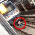 Bà bầu - 'Hú vía' mẹ bầu rơi xuống đường tàu