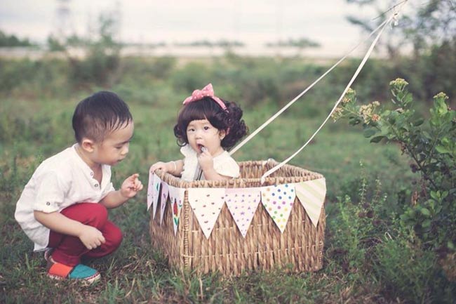 Hai anh em trong bộ ảnh gần đây mừng sinh nhật 1 tuổi của Cherry. Bộ ảnh được thực hiện tại một vùng sông nước Tiền Giang.
