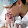 Bà bầu - Bực vì chồng không chịu vào phòng đẻ