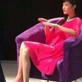 Làng sao - Triệu Thị Hà gây phẫn nộ vì ngồi lên sách