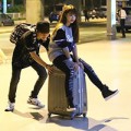 Làng sao - Khởi My đùa giỡn với "người yêu" tại sân bay
