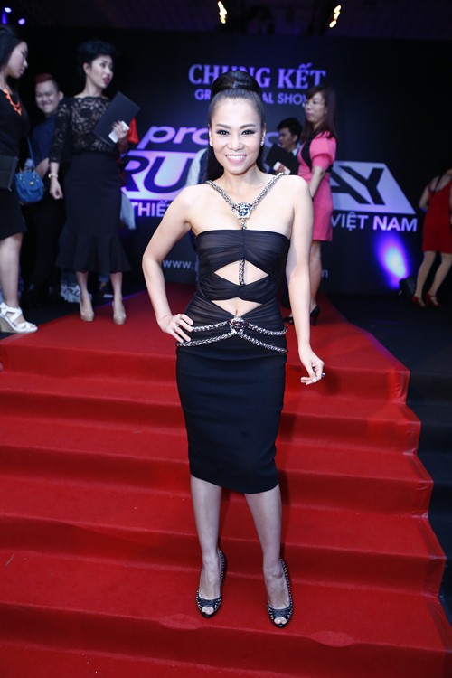 Thu Minh sexy khó cưỡng với váy trăm triệu - 1